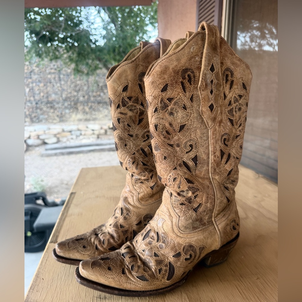 Women’s 6.5 corral boots